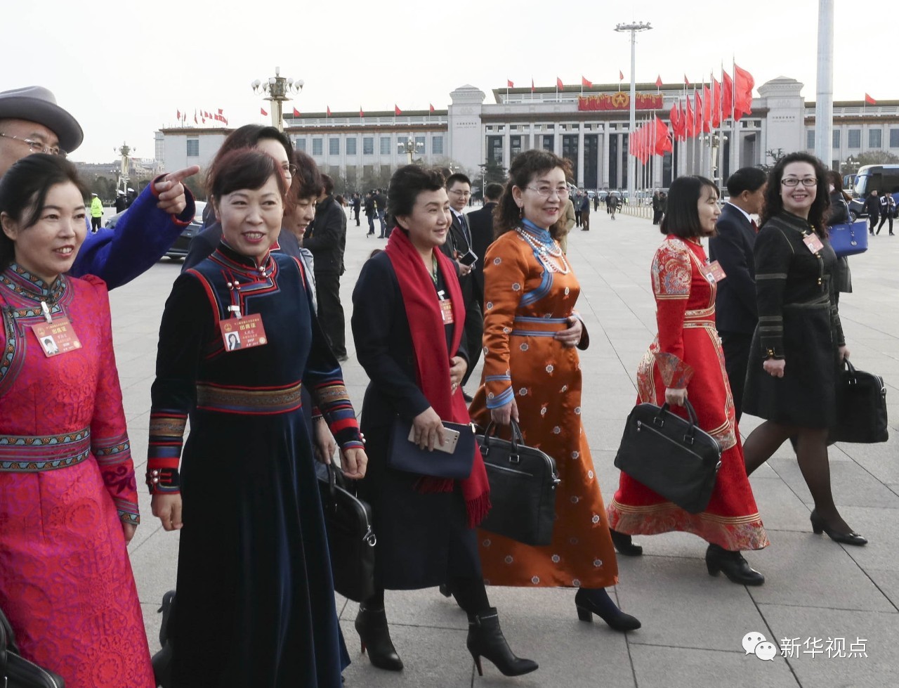 万紫千红总是春——两会会场上的亮丽风采