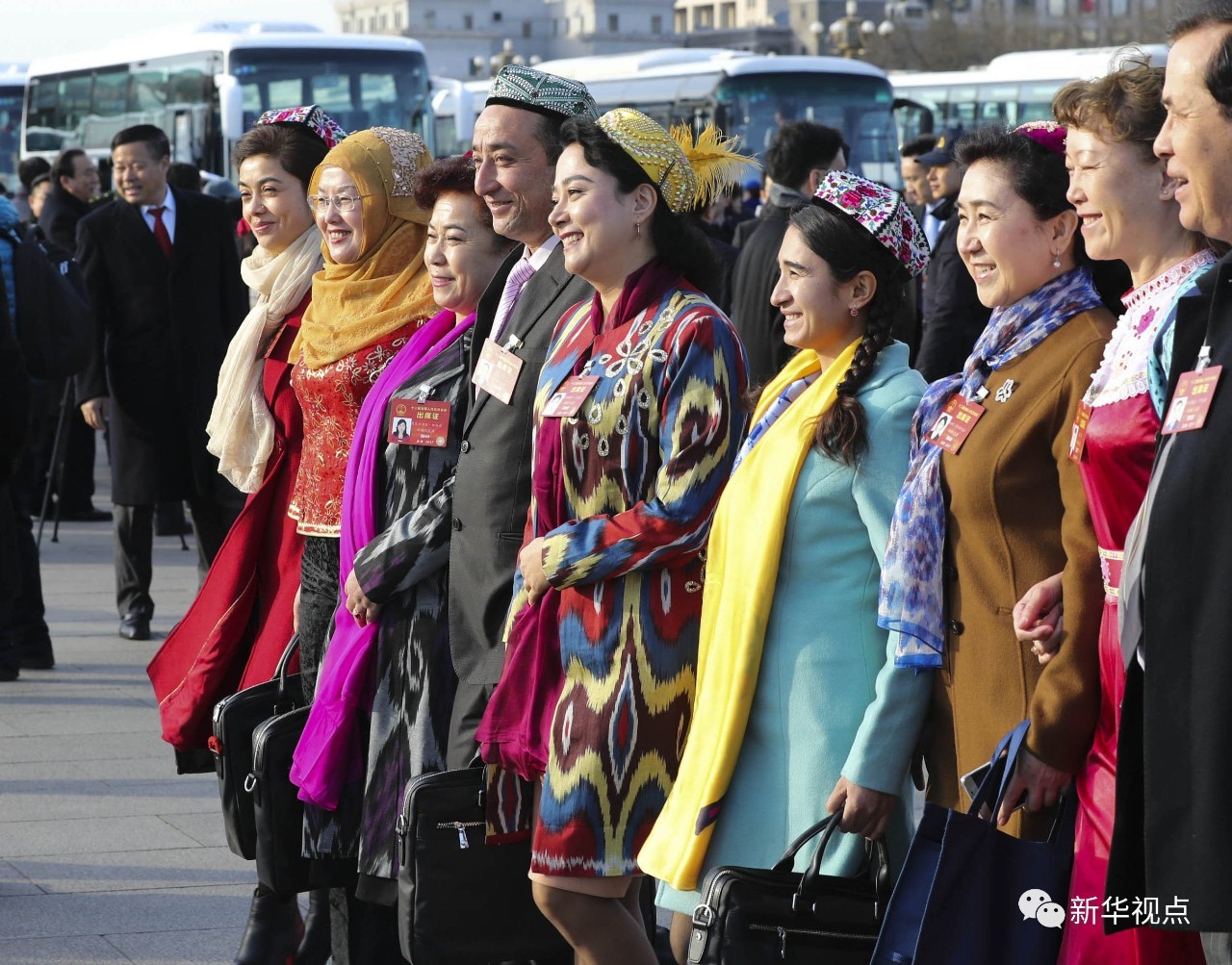 万紫千红总是春——两会会场上的亮丽风采