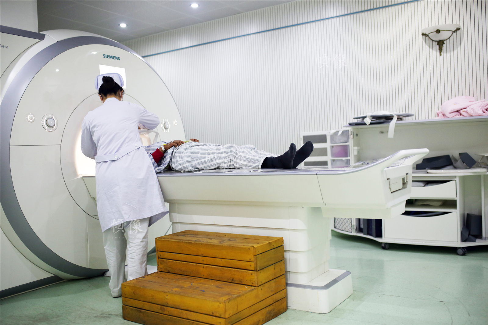 2017年2月21日，清华大学玉泉医院，患者在接受核磁共振检查。中国网 焦源源 摄