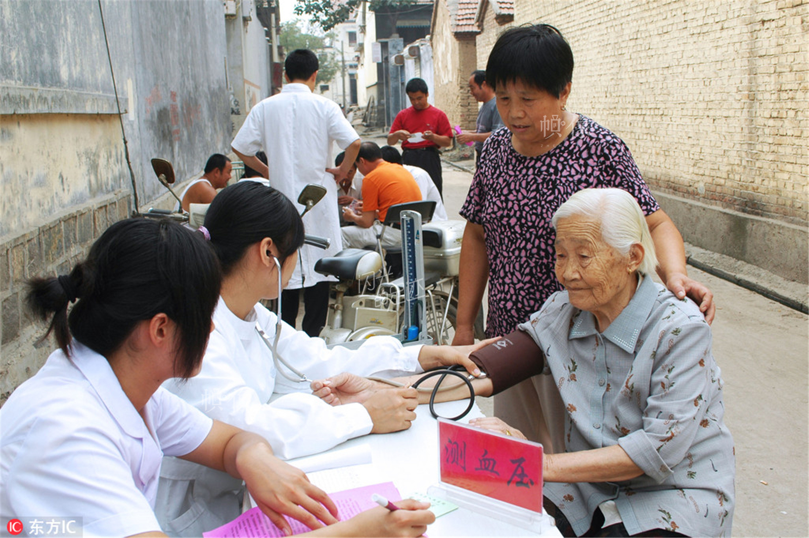 2008年9月18日，山東鄒平縣人民醫院的健康扶貧工程的工作人員到農村對農民進行免費查體和治療。並給老人和婦女建立了健康檔案，進行跟蹤檢查。（東方IC）