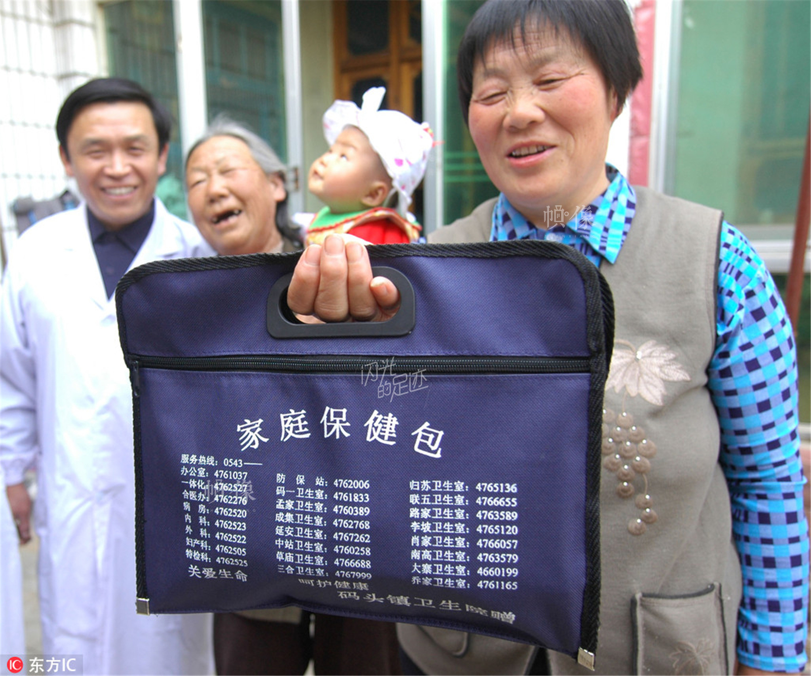 2009年4月9日，山東鄒平，農戶展示自己的家庭保健包。（東方IC）