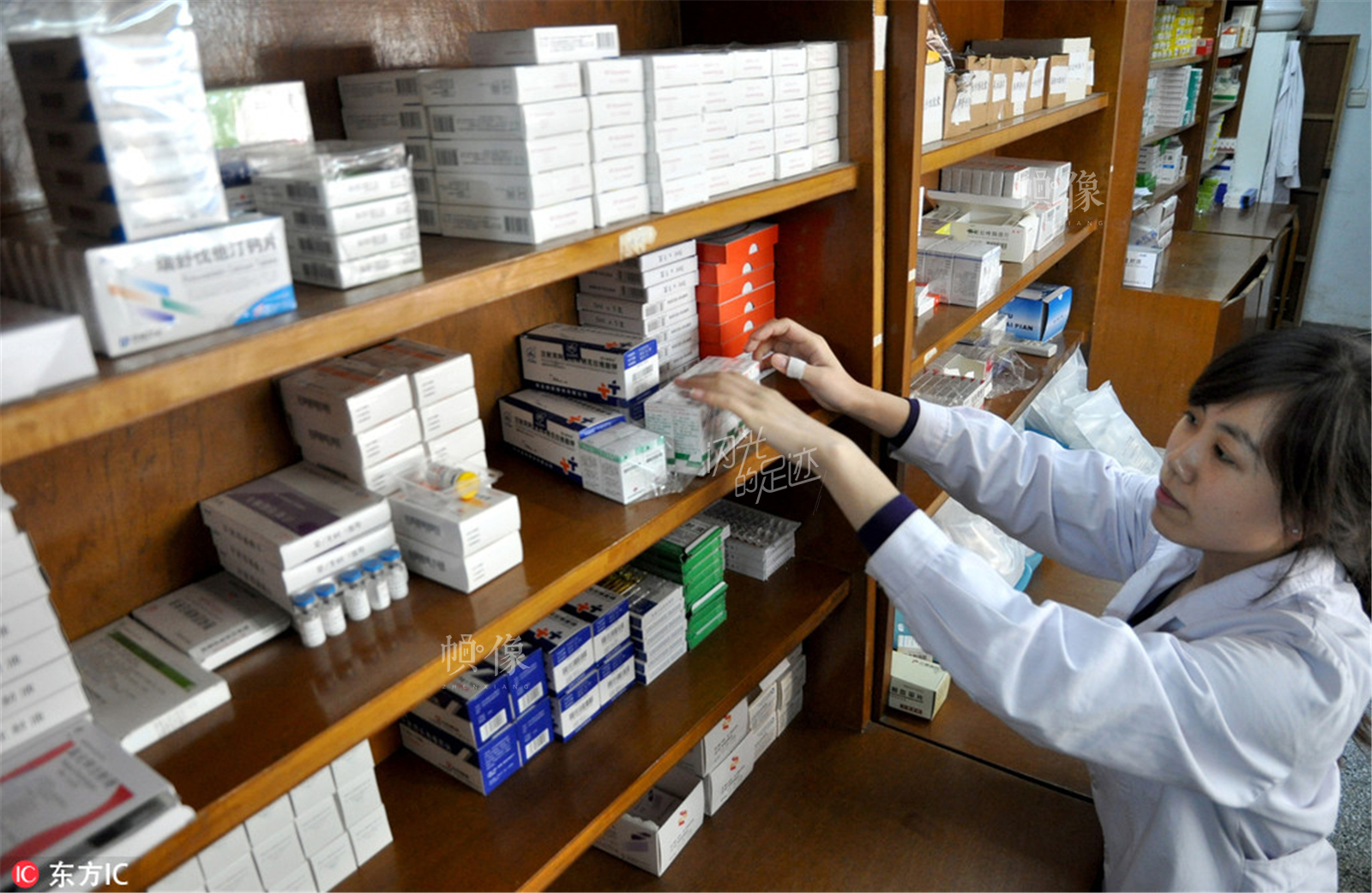 2013年4月6日，河北省邯郸市第二医院药房工作人员正在摆放药品。（东方IC）