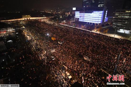 資料圖：南韓民眾舉行要求總統樸槿惠下臺的集會。