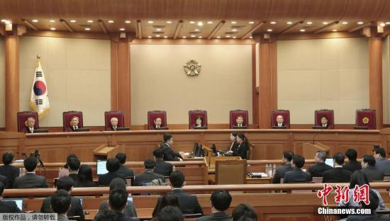 當地時間2月27日，南韓首爾，南韓憲法法院召開樸槿惠彈劾案的最後一次法庭辯論。提起彈劾案的南韓國會以及被彈劾的南韓總統樸槿惠一方的代理律師團，在法庭內展開彈劾結果公佈前的最後一次交鋒。