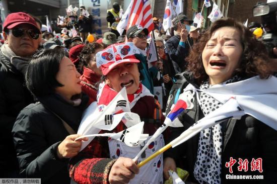 韩联社：韩反对弹劾群众与警方冲突 已致2人死亡