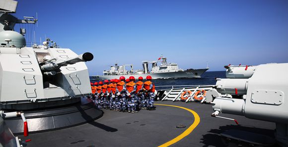 海军第25批护航编队进行航行补给