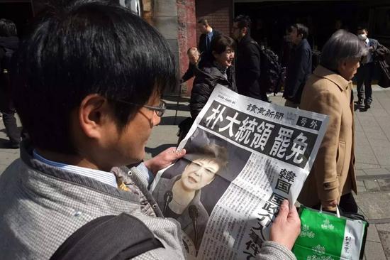 韩总统朴槿惠被弹劾下台，日本报纸出号外报道