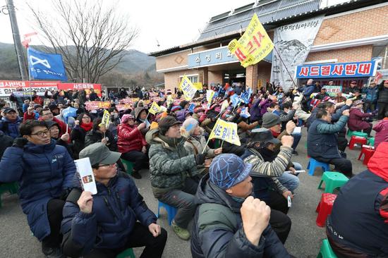 韩国星州民众参加集会反对在当地部署“萨德”