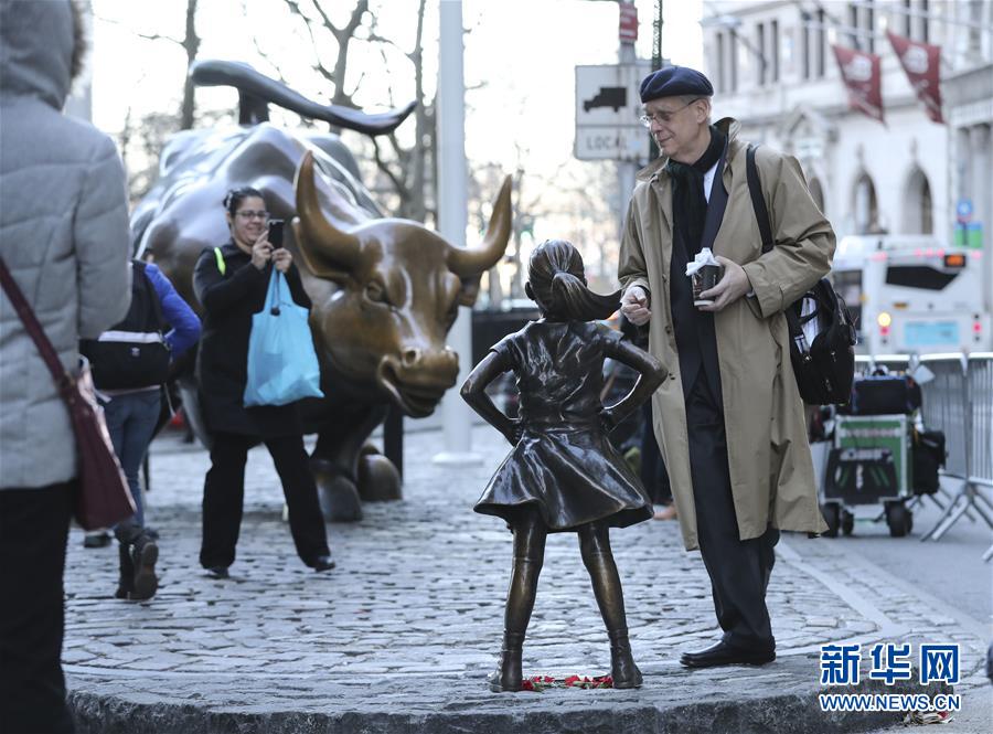 （国际）（3）华尔街铜牛前现“无畏女孩”