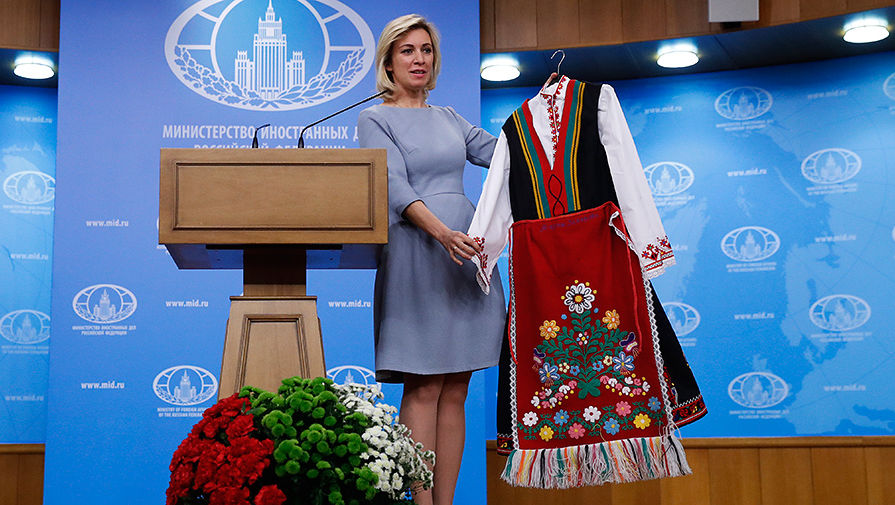 俄外交部美女发言人发布会上获赠裙子
