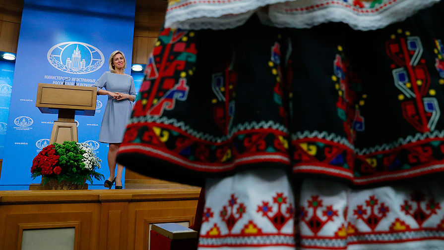 俄外交部美女发言人发布会上获赠裙子