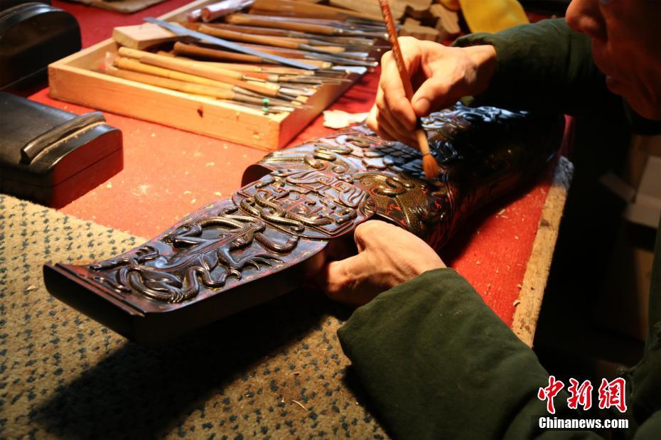 楚式漆艺传人刘比建在漆器世界与古人对话0210