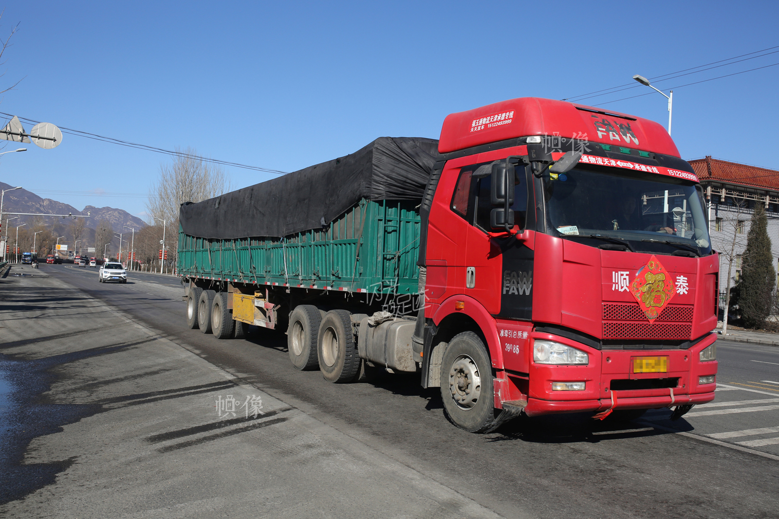 图为从河北方向进入北京的大型货车。中国网记者 焦源源 摄