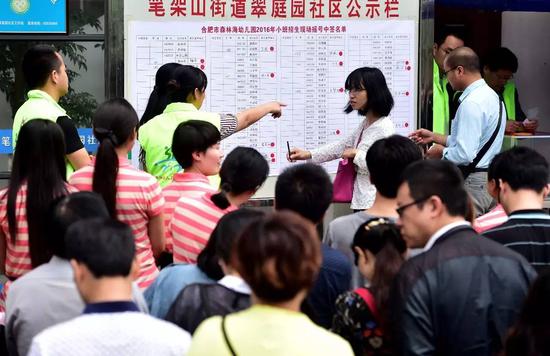 2016年6月8日，经合肥森林海幼儿园前期资格审查合格的家长们在等候抽签摇号结果。 新华社记者刘军喜摄