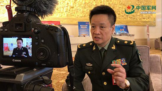 閻維文接受軍報兩會融媒體記者專訪。鄧雄飛攝