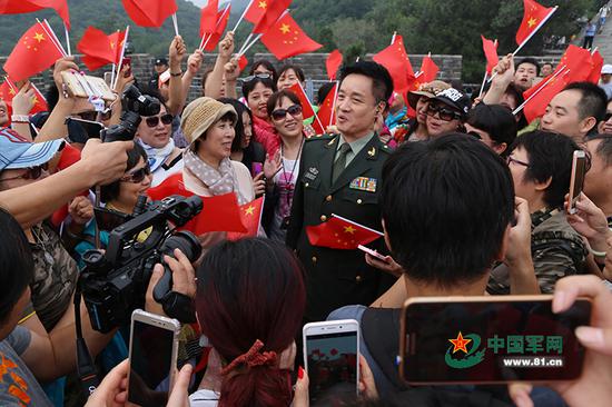 2016年国庆，阎维文在长城参加军歌快闪活动。