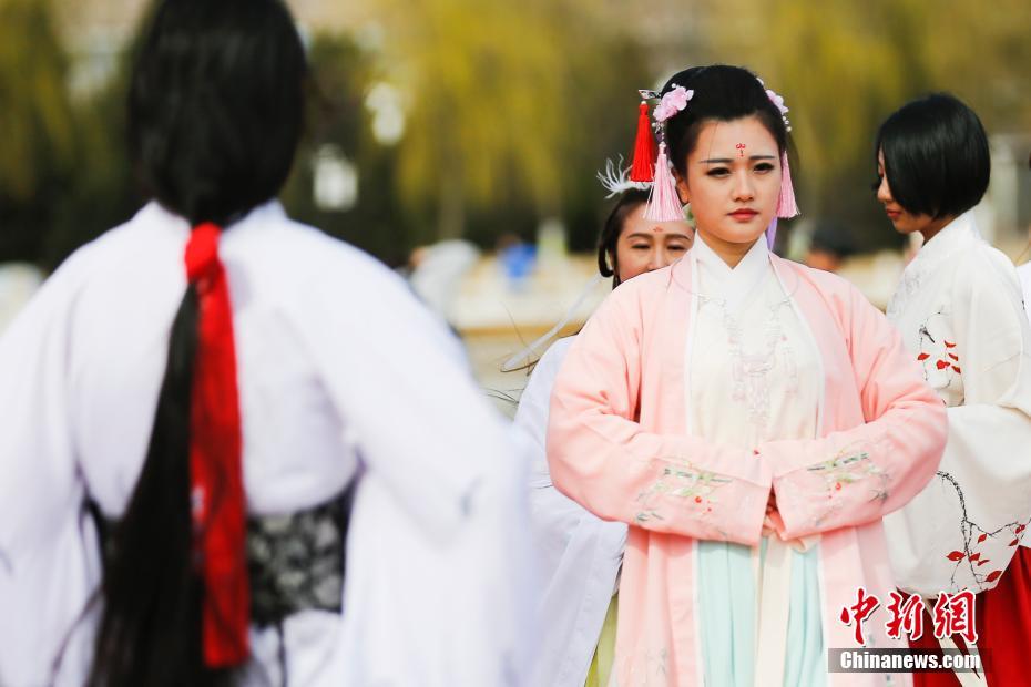 "花朝节"俗称"花神节"是纪念百花生日的传统节日.中新社记者