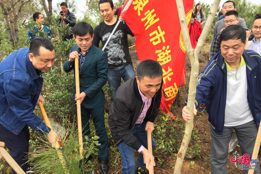 市工商联副主席黄振骞(右一)泉州湖北商会会长梅新阳(左二)共同植树