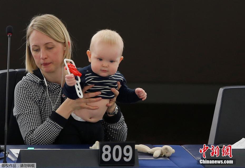 欧洲议会女议员抱娃出席投票 工作逗娃两不误