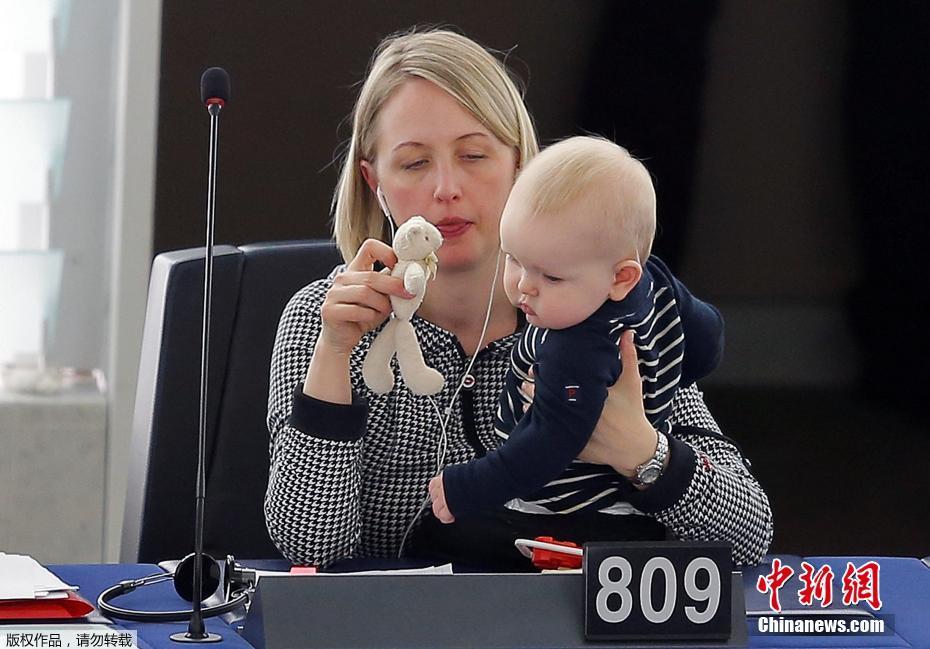 欧洲议会女议员抱娃出席投票 工作逗娃两不误