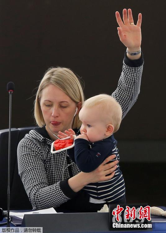 欧洲议会女议员抱娃出席投票 工作逗娃两不误