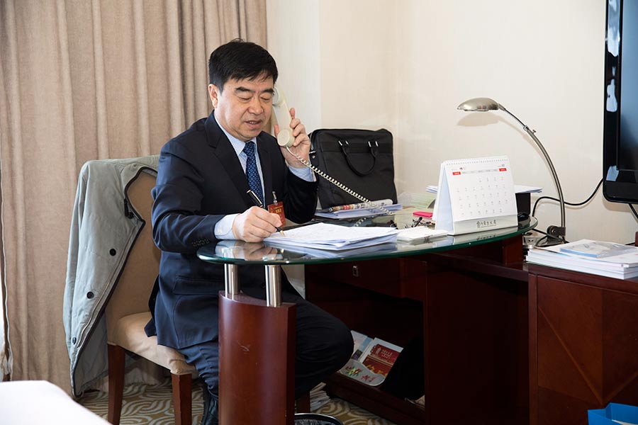 2017年3月8日中午,薛志国在驻地和朱良玉代表电话讨论朱良玉提出的