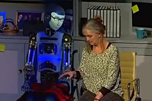 英国：机器人演绎爱情剧 惊艳观众