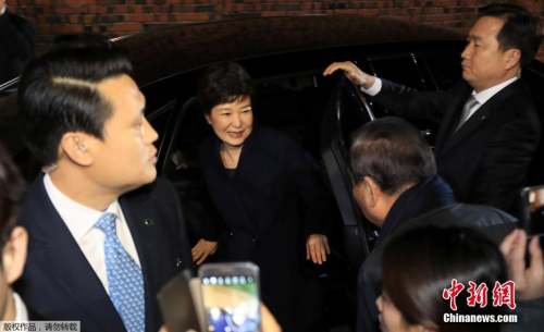 资料图：朴槿惠离开青瓦台抵达私宅。