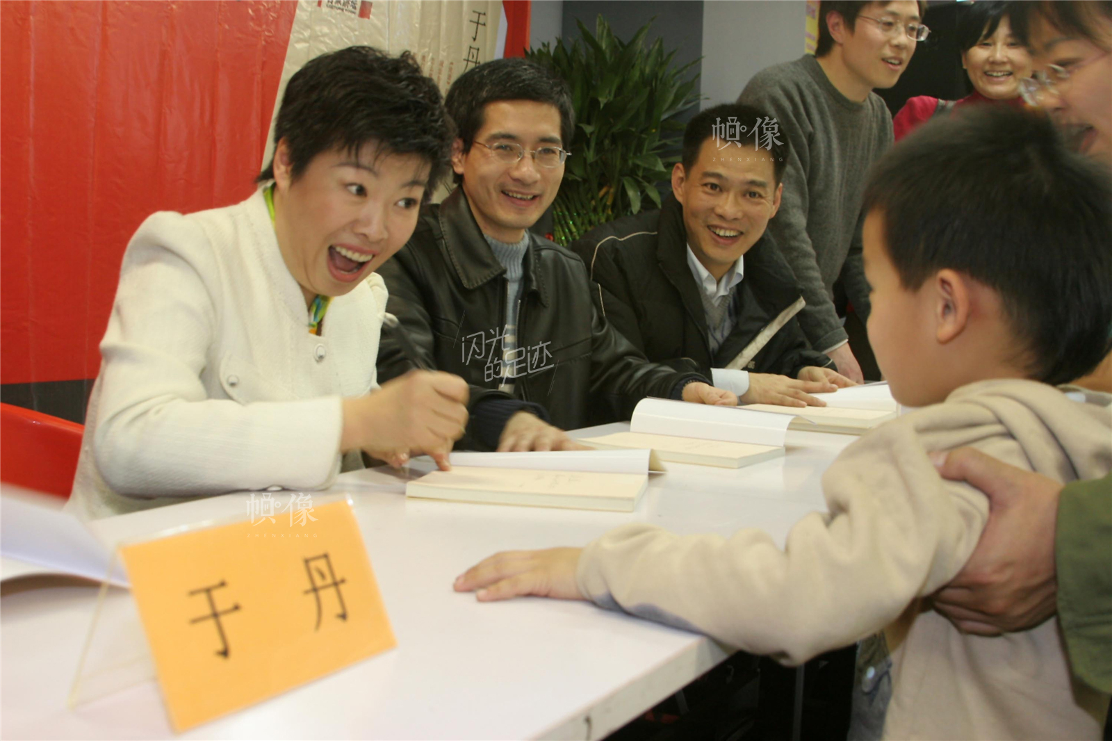 2006年11月26日，“百家讲坛”当红主讲人于丹教授携其新作《于丹〈论语〉心得》在北京中关村图书大厦与读者见面，举行大型的现场签售活动,几千名读者在寒风中排队等候于丹签名。视觉中国
