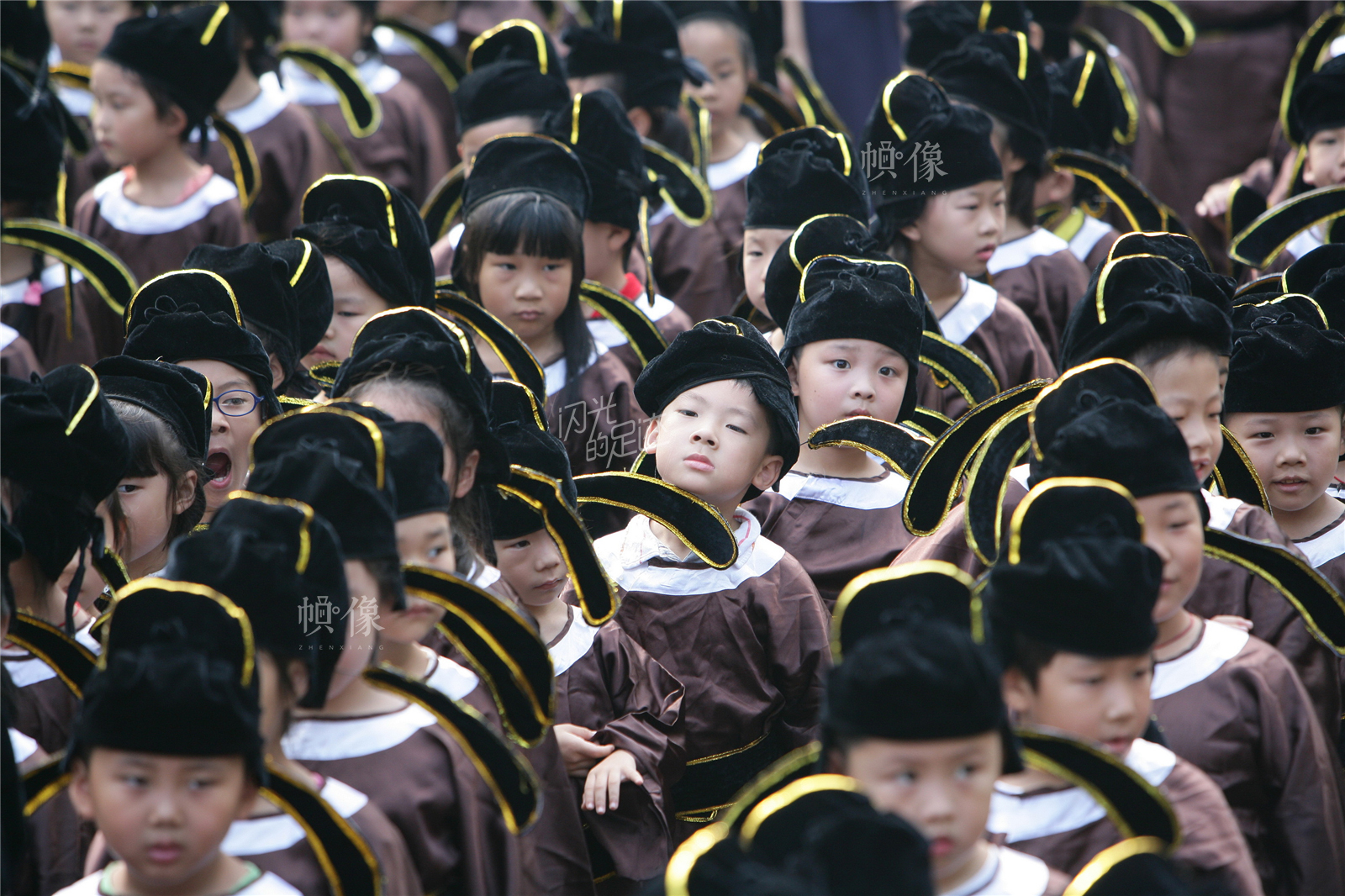 2010年8月30日，南京夫子庙小学为280名一年级新生隆重举行“开笔礼破蒙仪式”，新生们在夫子庙大成殿里，追寻孔子儒学智慧，接收传统文化洗礼，启动人生第一件大事。东方IC