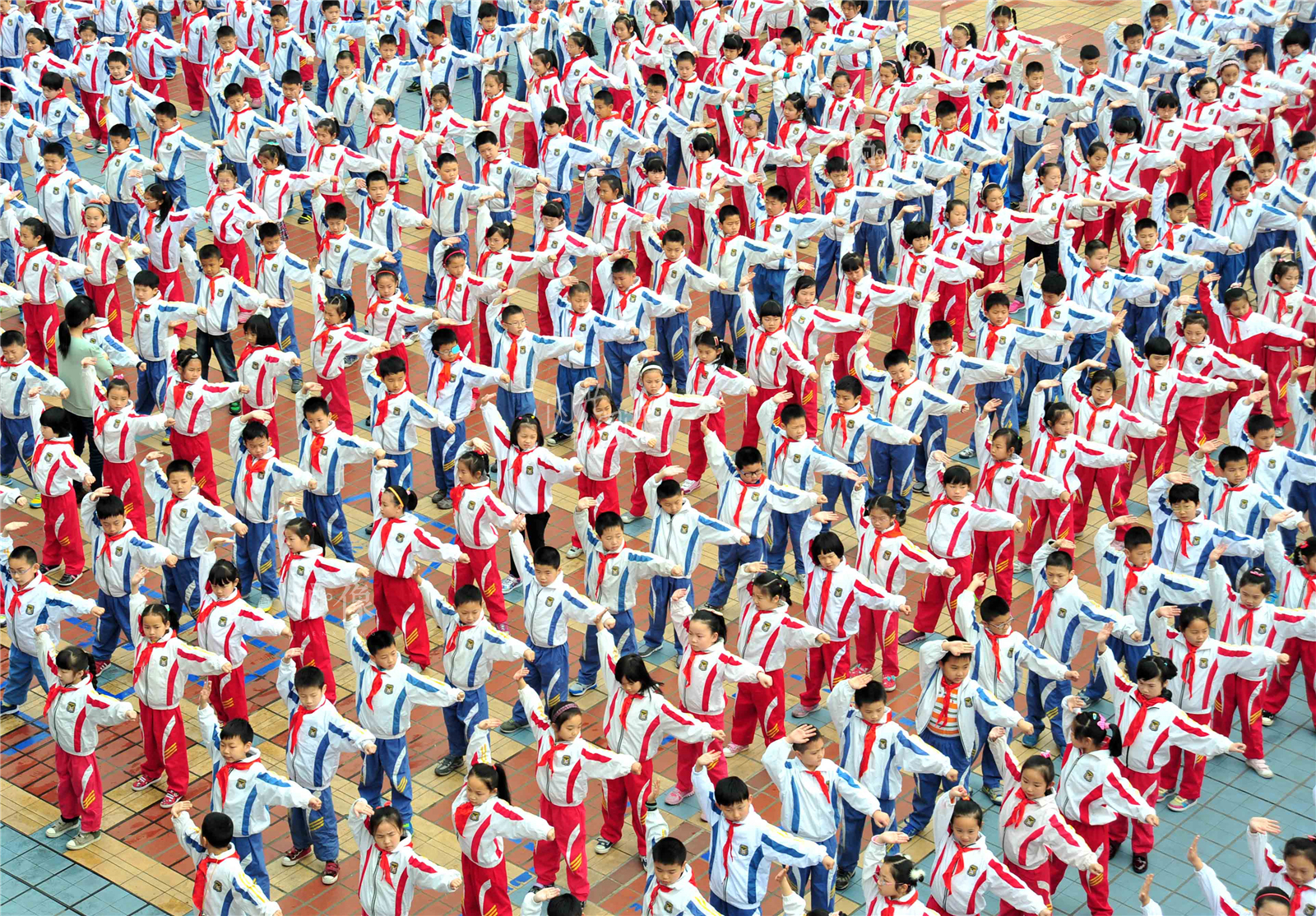 2013年5月3日，江西九江小學的學生們正在練習國學武術操。東方IC