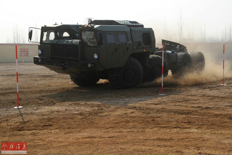 威武！中国S300导弹部队用俄重卡练车