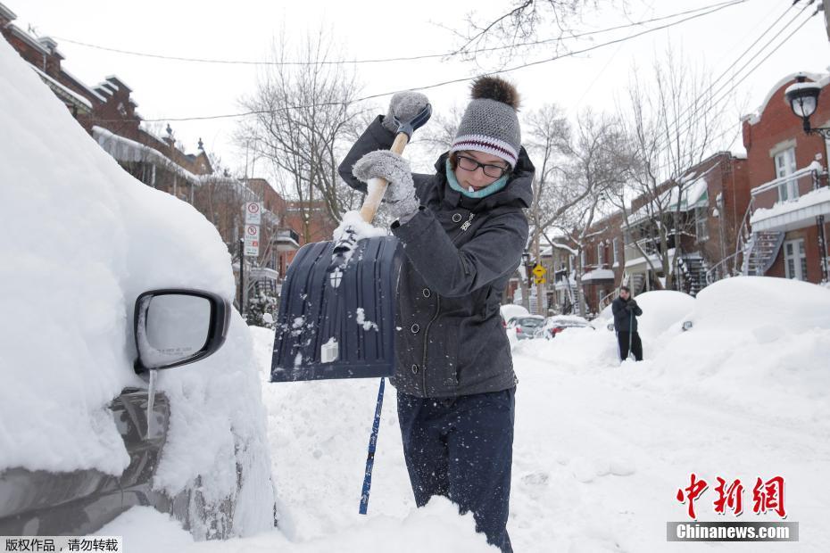 加拿大降雪超60厘米 民众挖雪堆“找汽车”