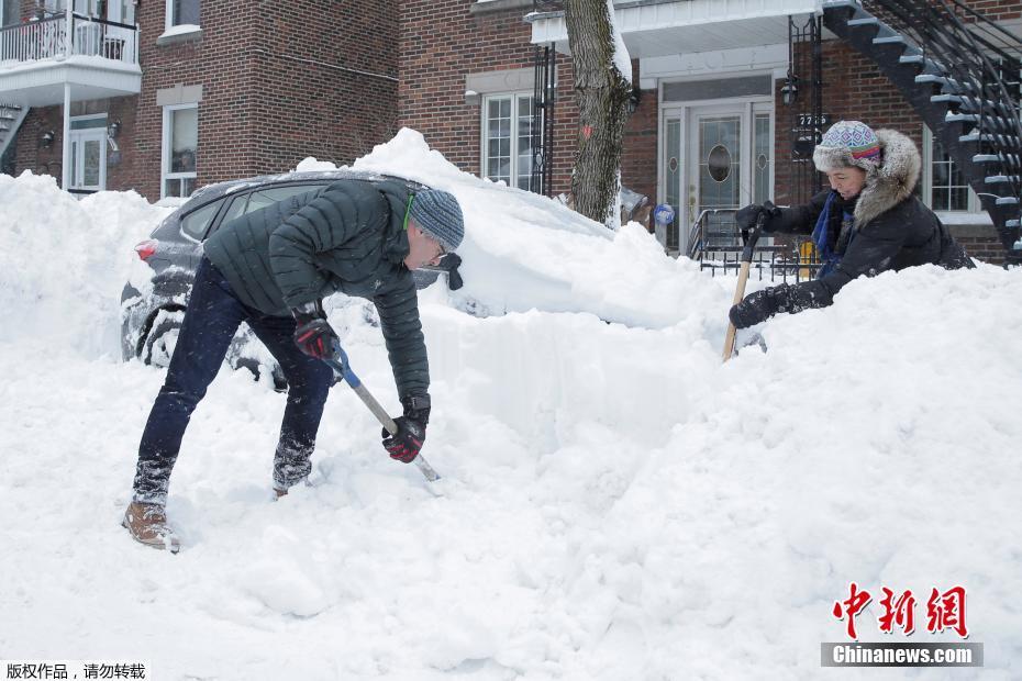加拿大降雪超60厘米 民众挖雪堆“找汽车”