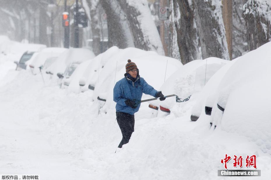 加拿大降雪超60釐米 民眾挖雪堆“找汽車”