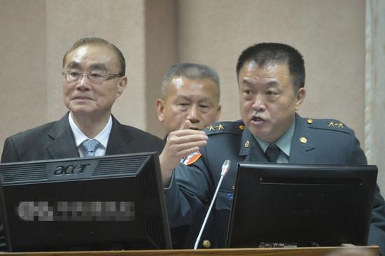 台防务部门负责人冯世宽（左）与“参谋本部作战次长”姜振中（右）。（图片来源：台湾“中央社”）