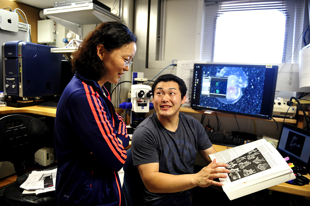3月14日，北京大學地球與空間科學學院的黃寶琦（左）和日本島根大學的古澤明輝在“決心”號上討論有孔蟲。
