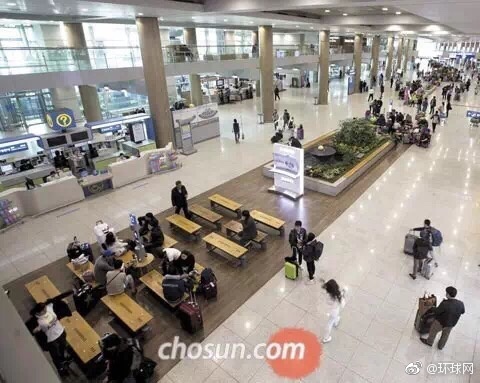 “冷清”的仁川机场——15日上午，仁川国际机场入境大厅，看不到中国游客和迎接他们的导游旗帜。来源：韩国《朝鲜日报》网站