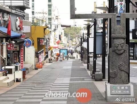 这是一度中国游客人头攒动的济州街道 —— 15日上午，济州市连洞“宝健街”空无一人。