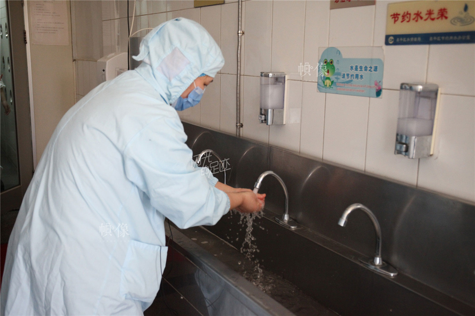 2017年3月2日，北京稻香村食品生产厂，进入生产加工车间前，工人进行洗手消毒。中国网记者 高南 摄