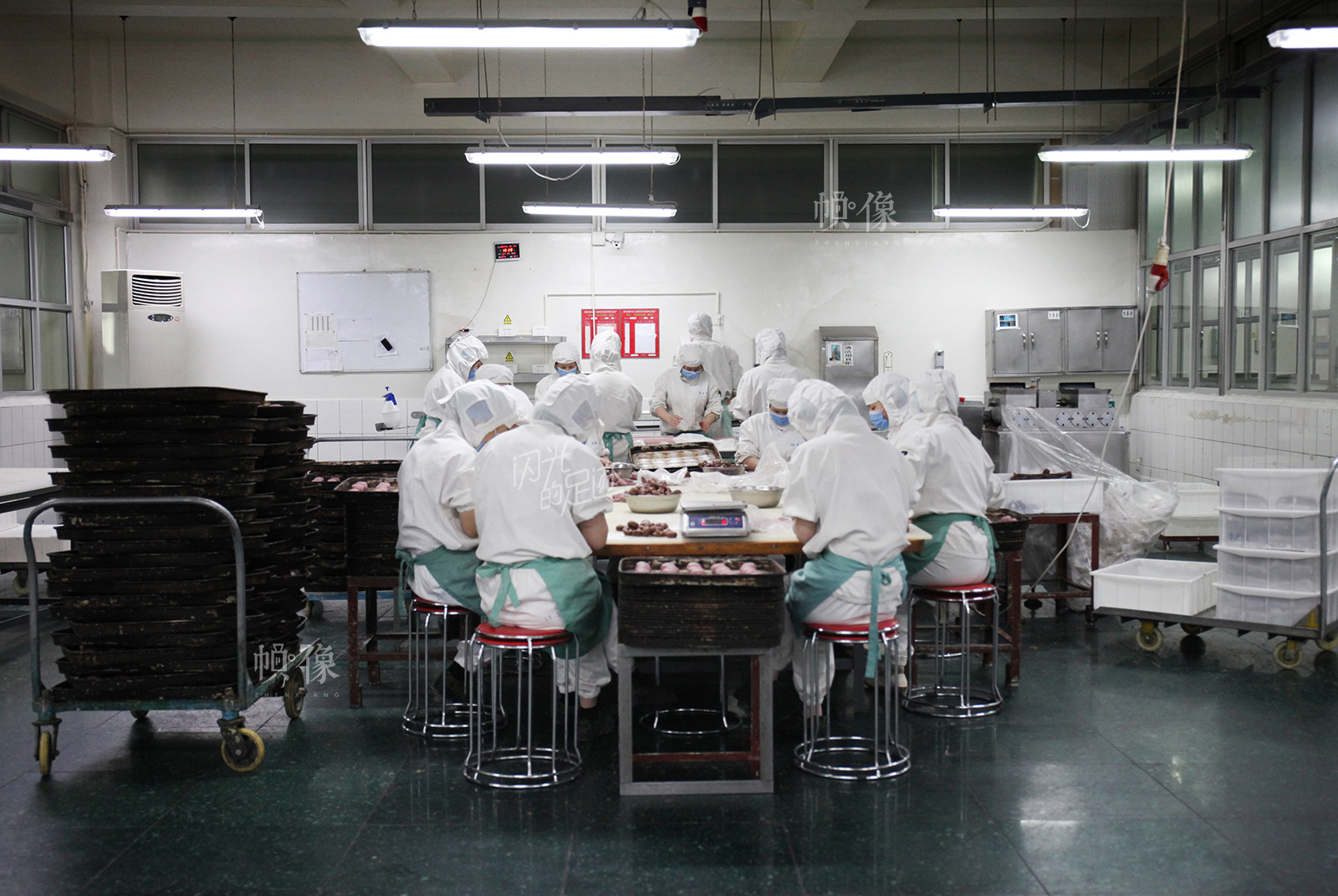 2017年3月2日，北京稻香村生产加工车间，工人正在手工制作糕点。中国网记者 高南 摄