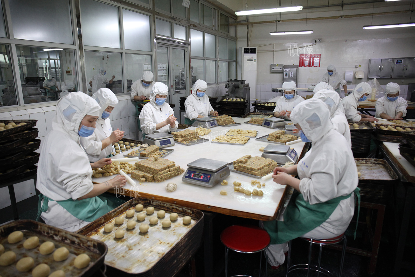 2017年3月2日,北京稻香村生产加工车间,工人正在手工制作糕点