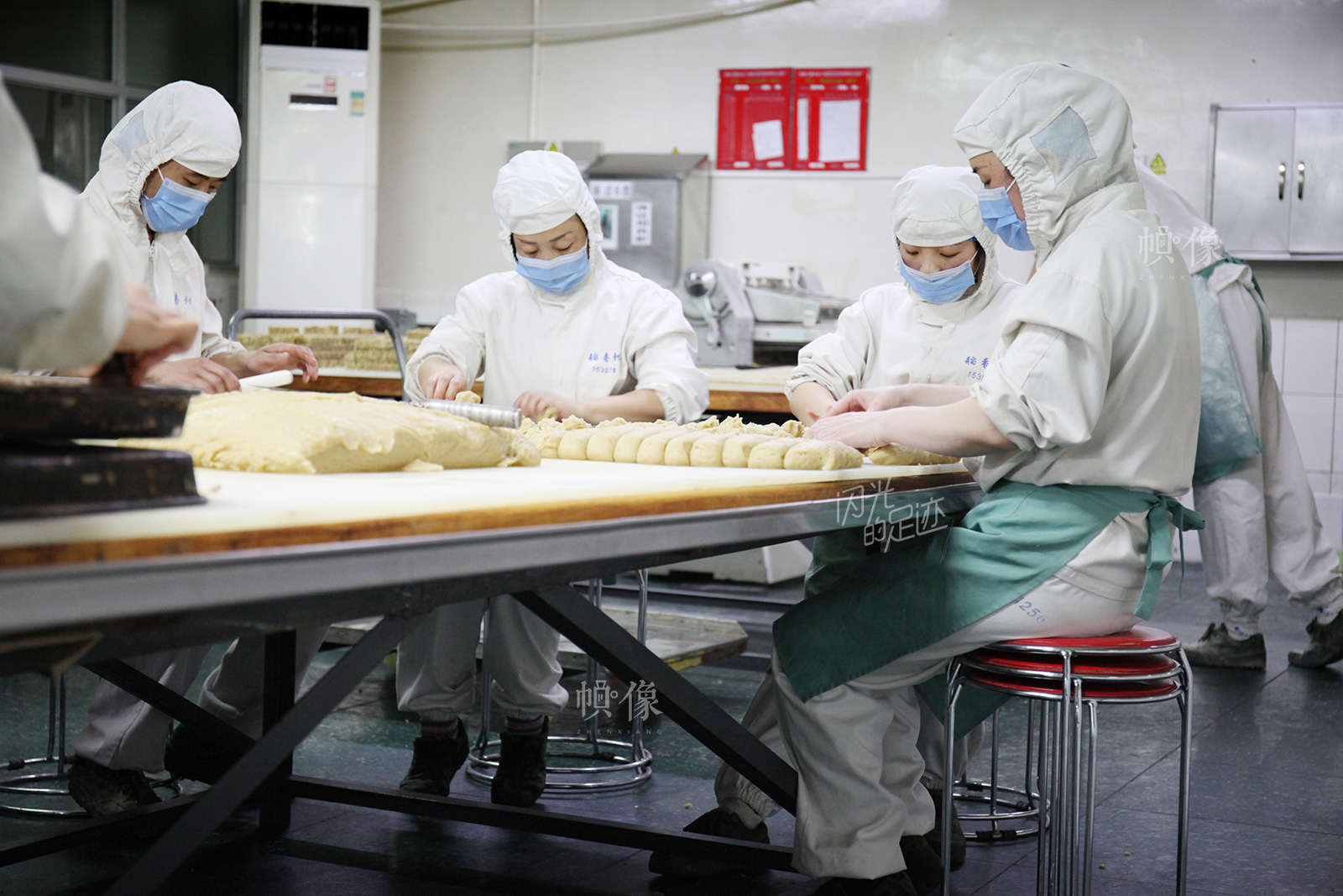 2017年3月2日，北京稻香村生产加工车间，工人正在手工制作糕点。中国网记者 高南 摄