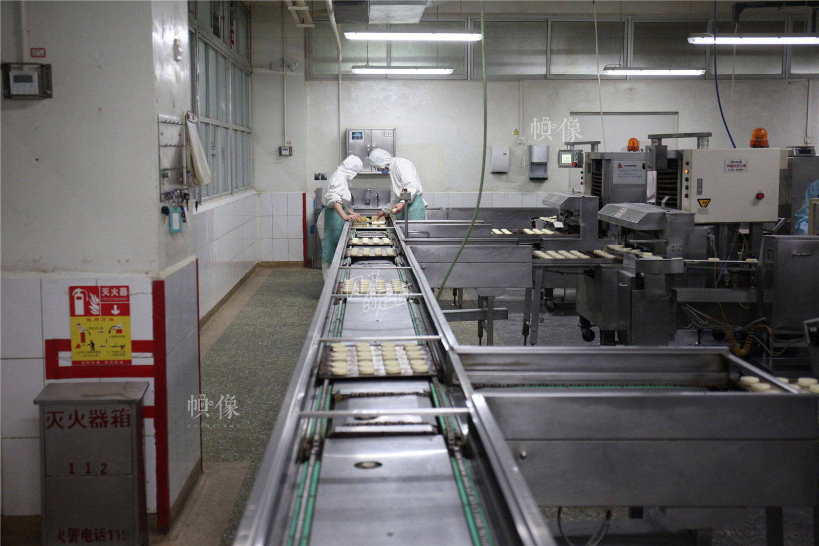 2017年3月2日,北京稻香村生产加工车间,手工制作好的糕点上流水线