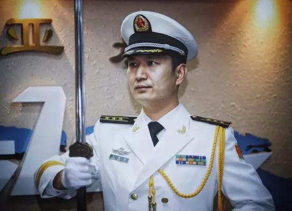 中国海军举行授剑仪式气势逼人
