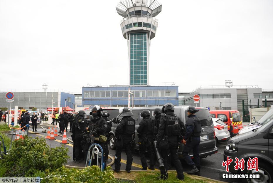 巴黎奧利機場發生搶槍事件 一男子被士兵擊斃