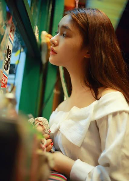 人比花娇！“美人鱼”林允晒生活美照 清新十足