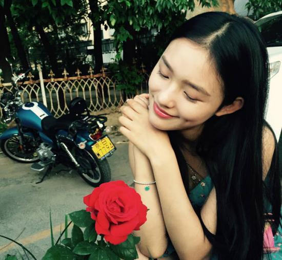 人比花娇！“美人鱼”林允晒生活美照 清新十足