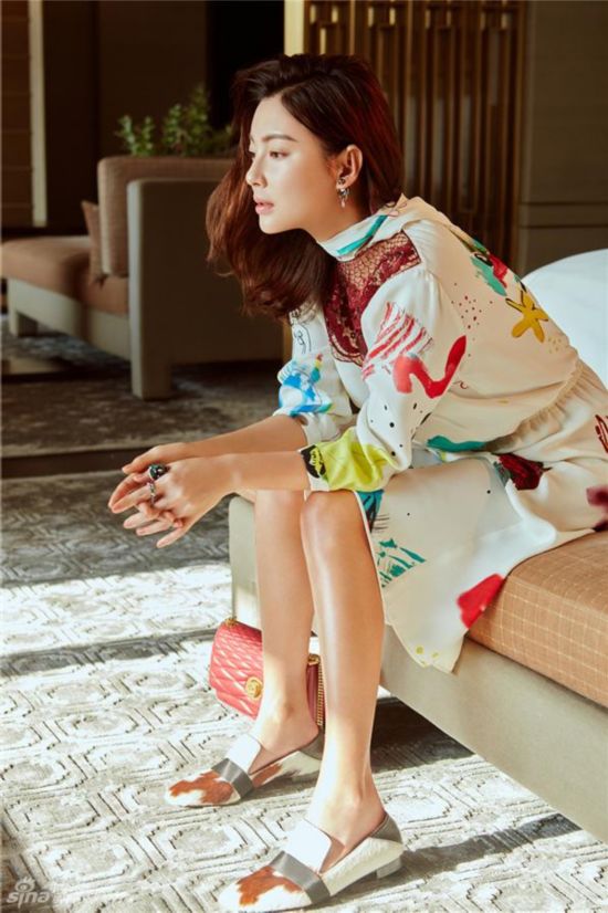 张雨绮杂志秀美腿