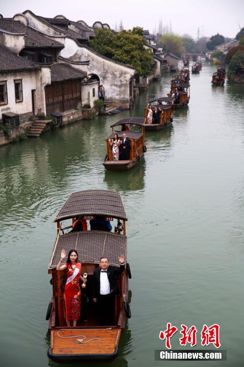 第二届国际旅游皇后大赛 佳丽乘船游乌镇_新闻中心_中国网